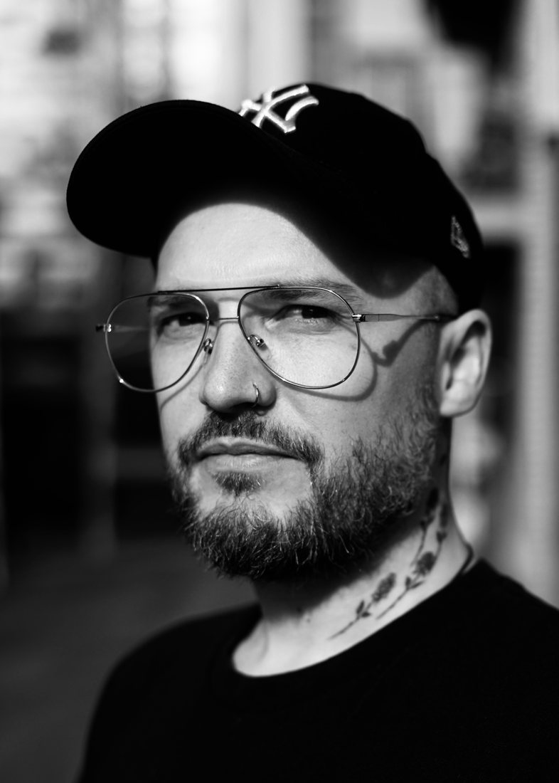 Dominik, Stylist